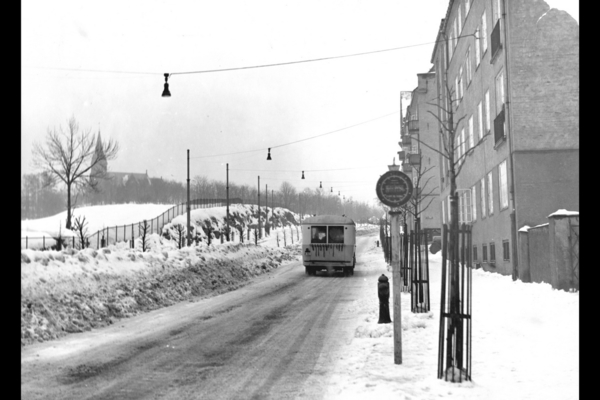 Grensen mellom Oslo og Aker gikk delvis langs Kirkeveien mellom 1878 og 1948. Bildet er fra 1934, før blokkene på Marienlyst ble oppført. Fotograf ukjent. Fra arkivet etter A/S Oslo Sporveier.