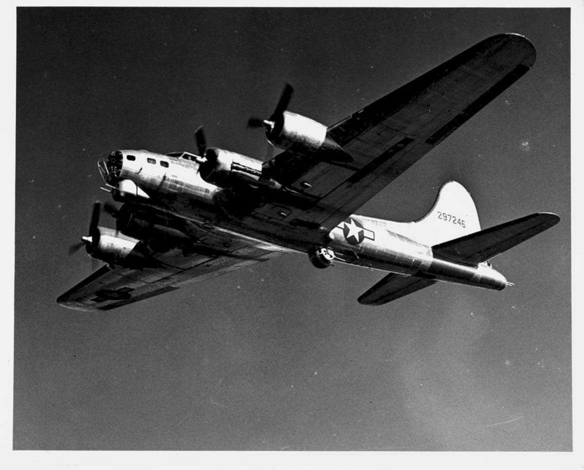 Luftfoto. Ett fly i lufta, B-17 Flying Fortress, 297246 fra USAF ...