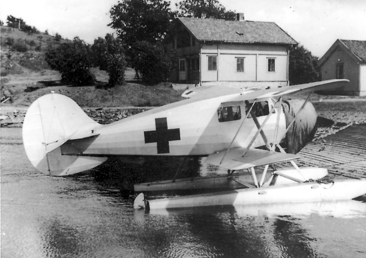 Sjøflyhavn, ett fly i vannkanten, LN-EAO, Waco YKS7, eier ...