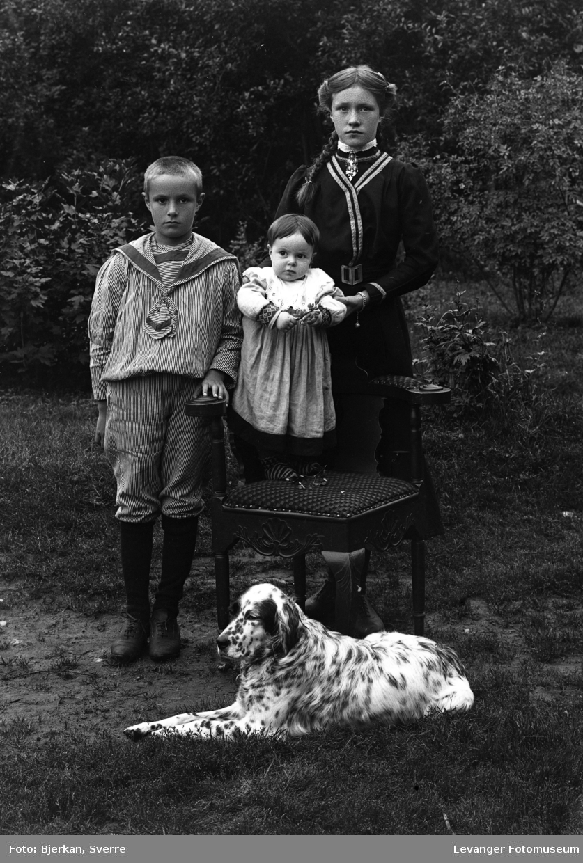 Gruppebile av Ella Mohn med familie og hund Levanger Fotomuseum