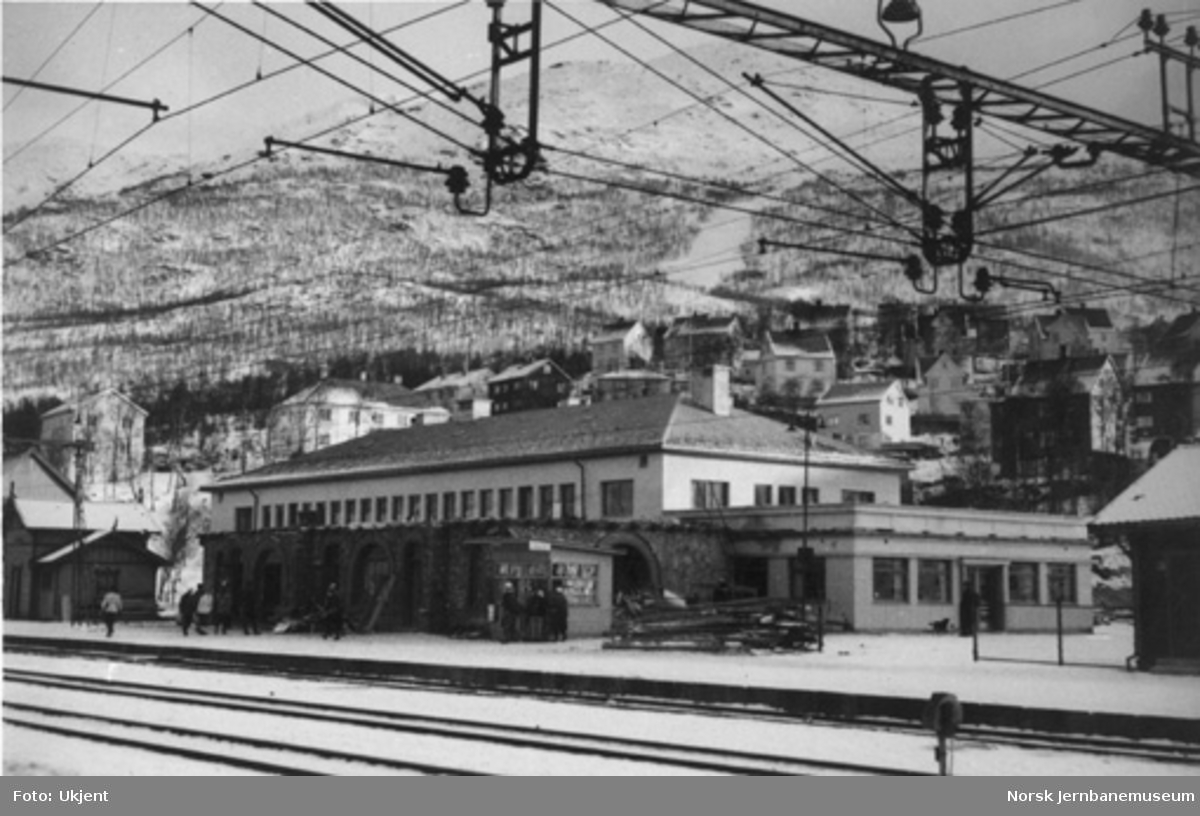 Narvik stasjonsbygning : gammel bygning under riving med den nye i ...