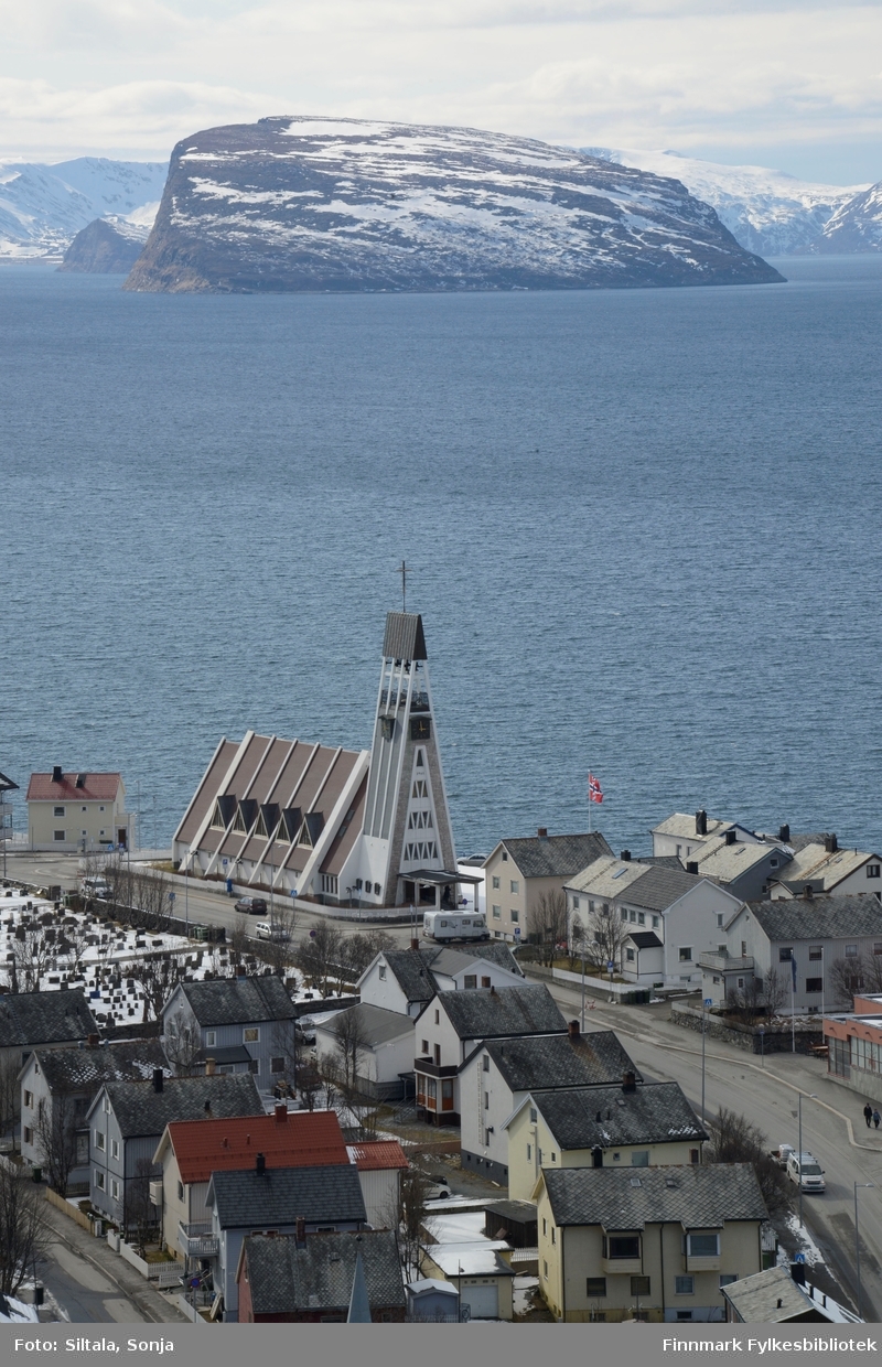 Hammerfest kirke, i bakgrunnen Håja. Byggeår 1961 ...