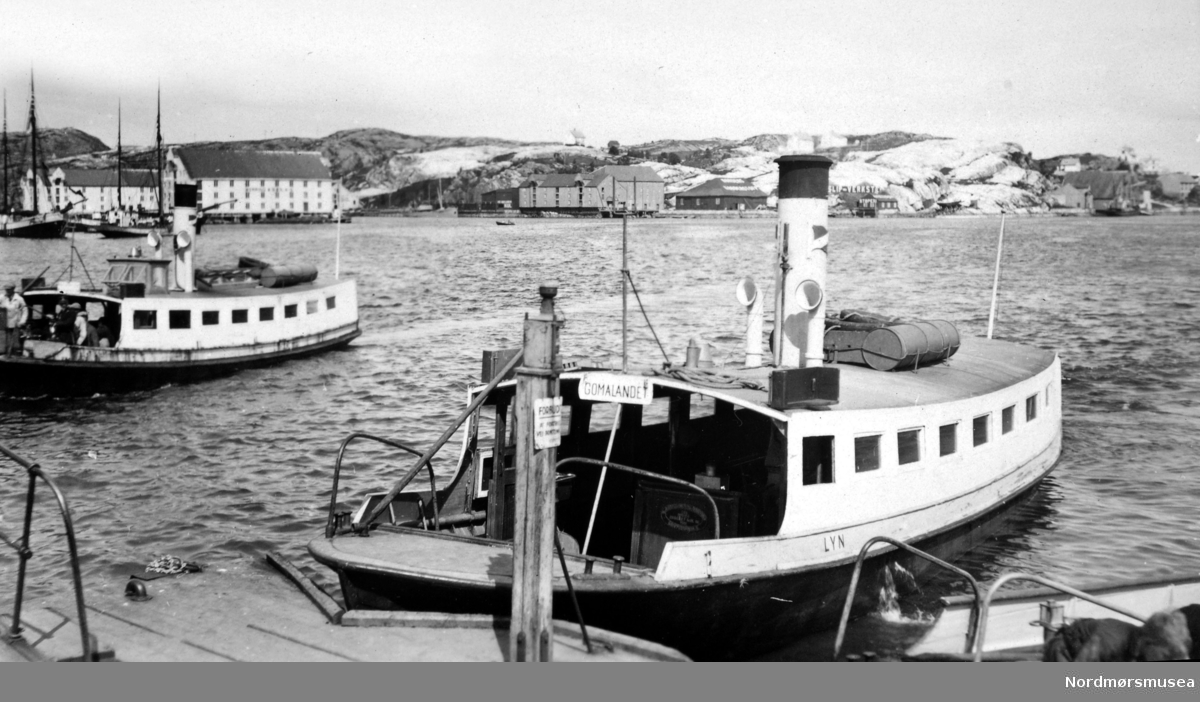 Bildet Viser Sundbåtene ”lyn” Nærmest Og ”fram” Bakerst Ved Pieren På Kirkelandet I Kristiansund 