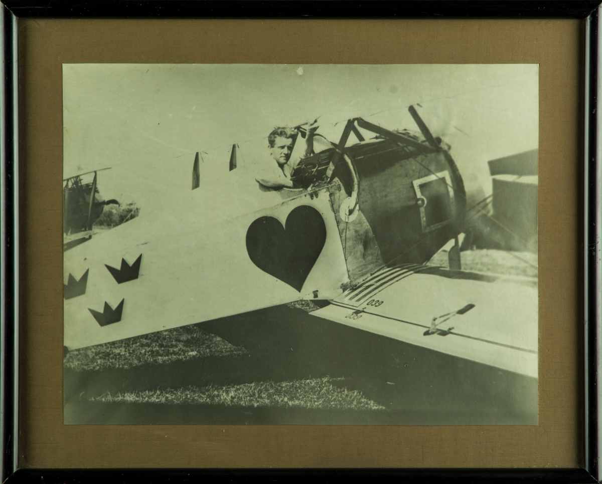 Flygplan FVM Tummelisa 'Hjärter ess' tillhörande Flygkompaniet står på