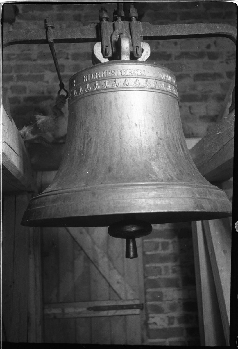 Kirkeklokke i Totenvika kirke. Tre bilder høsten 1941. - Mjøsmuseet ...