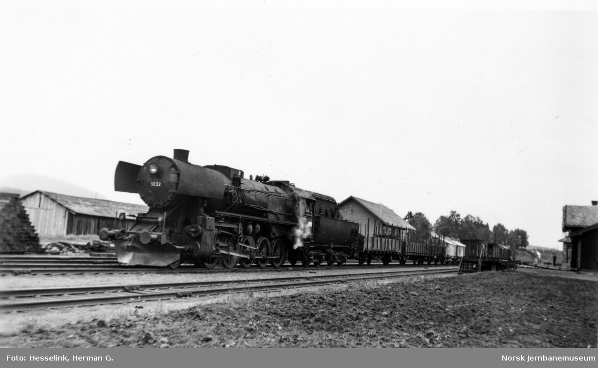 Damplokomotiv type 63a nr. 5032 på Ronglan stasjon - Norsk ...