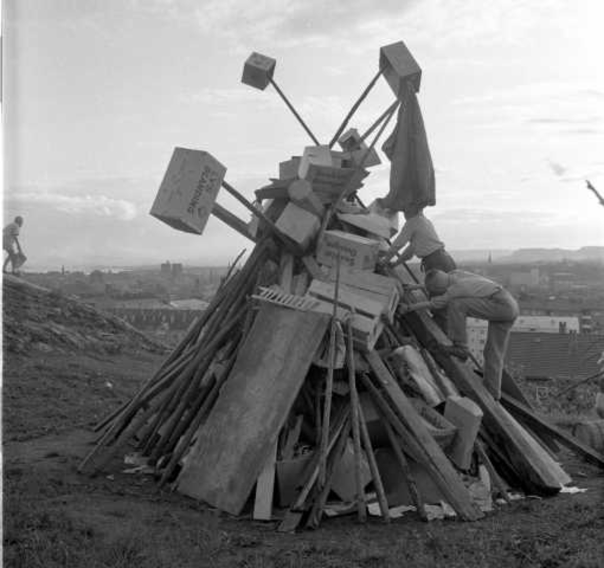 Barn bygger St. Hans bål. 1956. - Norsk Folkemuseum ...