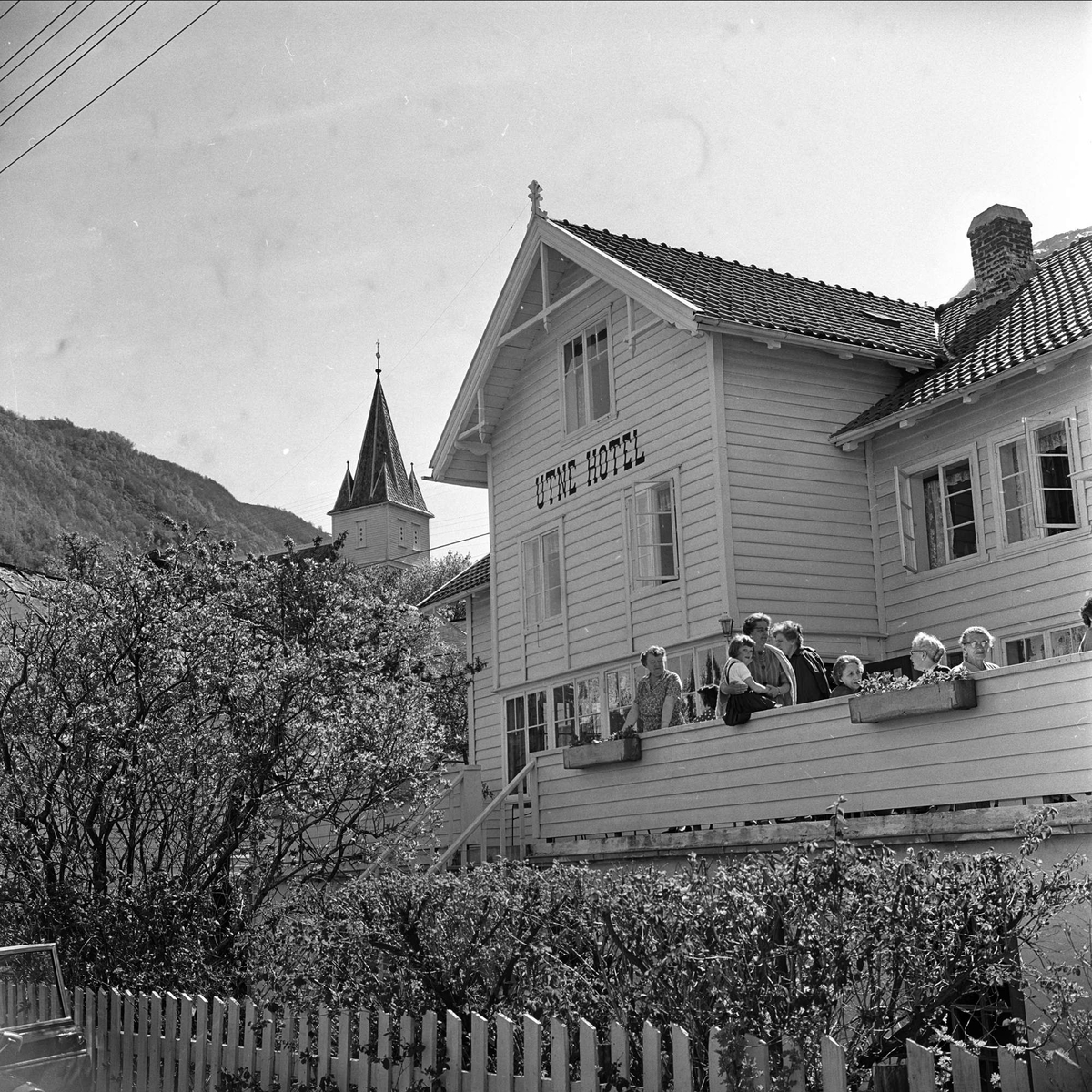 Sørfjorden I Hardanger, Hordaland, Mai 1963. Utne Hotell. - Norsk 