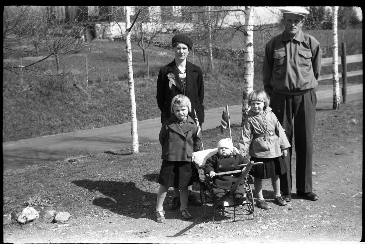 Trond Pedersen (fotografens svoger), kona Nora og døtrene (fra venstre ...