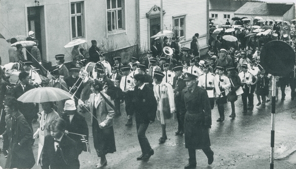 Kanebogen Skolekorps Marsjerer I Harstad På 17. Mai. - Sør-Troms Museum ...