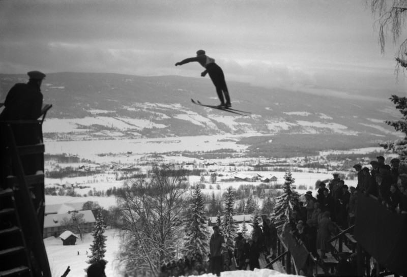 Hovedlandsrennet på Lillehammer i 1927. Hoppere i svevet. - Maihaugen ...