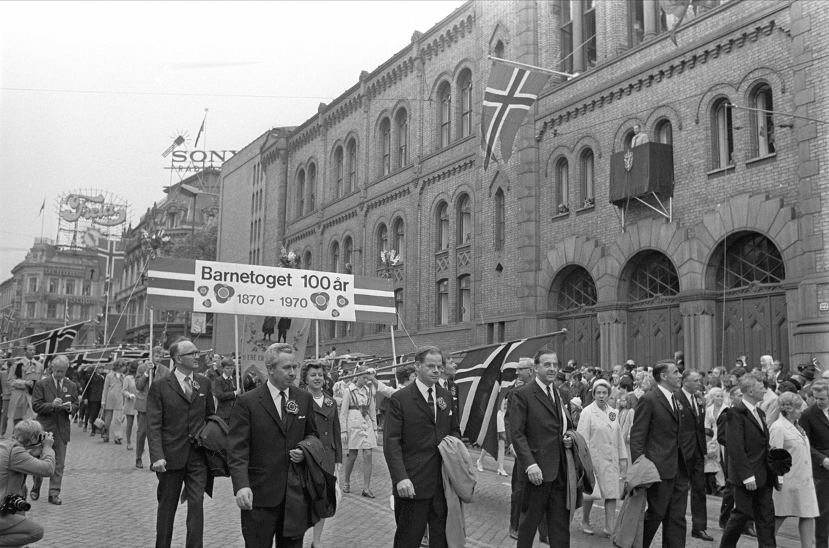 Karl Johans gate, Oslo, 17.05.1970. 17 mai tog passerer ...