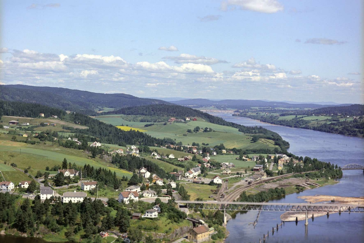 FETSUND SENTRUM MED JERNBANESTASJONEN OG TØMMER I GLOMMA VED FETSUND